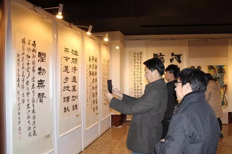 一面天使一面魔鬼的高仿书画